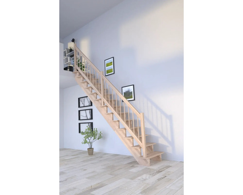 Holztreppe mit Geländer im hellen Raum