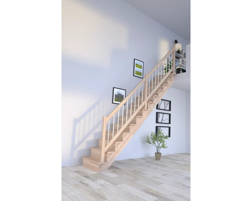 Escalier en bois avec rampe dans une pièce lumineuse
