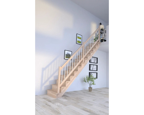 Escalier en bois clair avec rampe dans une pièce meublée de façon moderne