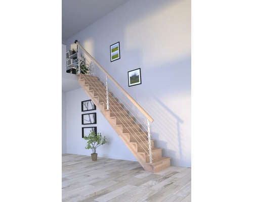 Escalier en bois clair avec rampe en acier inoxydable dans une pièce meublée moderne.