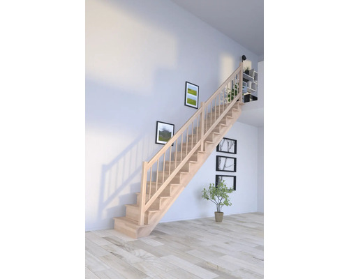 Holztreppe in einem hellen Raum mit hellem Holzboden