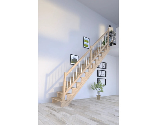 Escalier en bois avec rampe blanche dans une pièce lumineuse avec des tableaux et des étagères