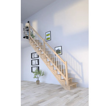 Escalier en bois avec rampe blanche dans une pièce lumineuse