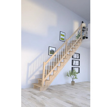 Escalier en bois clair avec rampe blanche dans une pièce lumineuse.