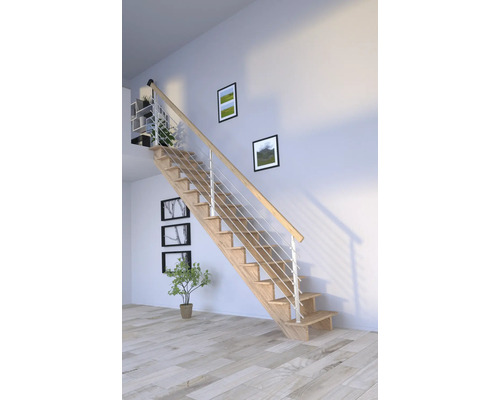 Escalier en bois avec rampe en acier inoxydable dans une pièce d''habitation