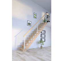 Escalier en bois avec rampe dans un espace de vie.