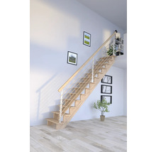 Escalier en bois avec rampe dans une pièce lumineuse.