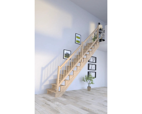 Holztreppe in einem hellen Raum mit Holzfußboden