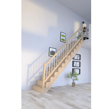 Escalier en bois avec rampe blanche dans une pièce lumineuse