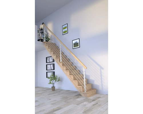 Escalier en bois avec rampe en métal dans un espace de vie lumineux