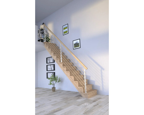 Holztreppe mit Geländer im hellen Raum.