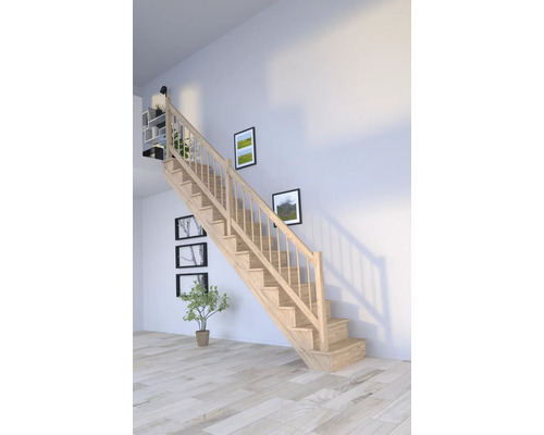 Escalier en bois avec rampe dans une pièce lumineuse