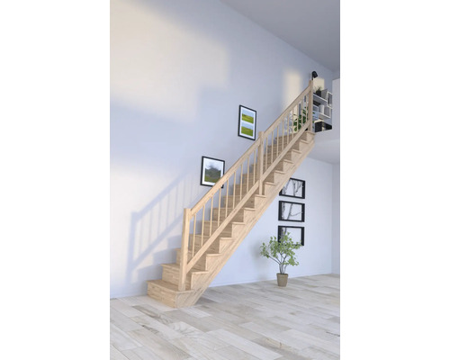 Escalier en bois dans une pièce lumineuse avec décoration