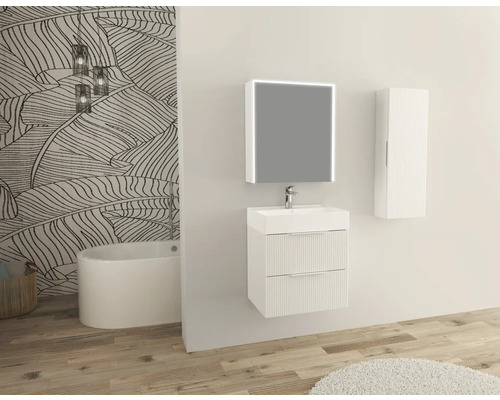 Salle de bain avec meuble-lavabo, miroir éclairé, armoire haute et baignoire