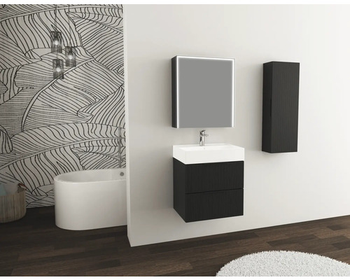 Salle de bains moderne avec meuble-lavabo, armoire de toilette et armoire haute devant un mur à motif de feuilles.