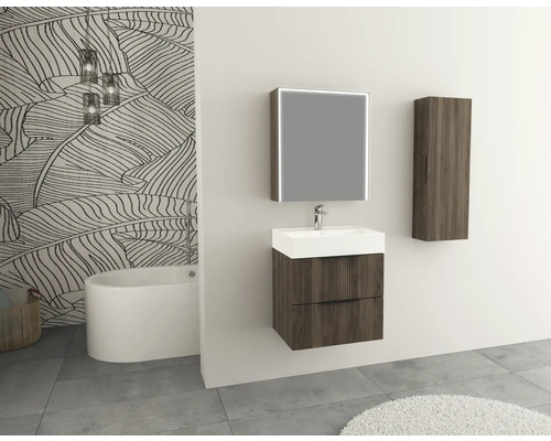 Salle de bains avec meuble sous-lavabo, armoire de toilette, armoire haute et baignoire