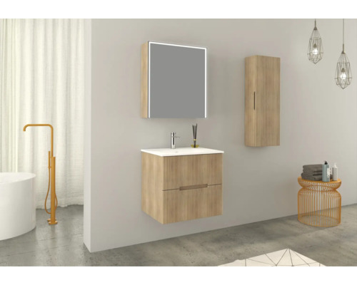 Salle de bains moderne avec meuble sous-lavabo, armoire de toilette avec éclairage et armoire suspendue