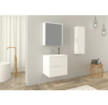 Badezimmer mit Waschtischunterschrank, Spiegelschrank, Hängeschrank und Badewanne