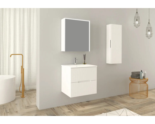 Salle de bain avec meuble sous-lavabo, armoire de toilette et armoire haute