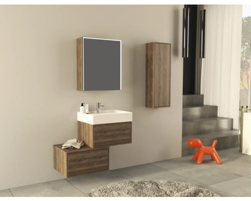 Badezimmer mit Waschtisch, Spiegelschrank und Hochschrank in Holzoptik