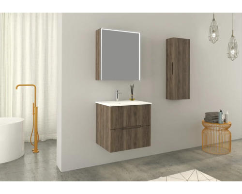 Badezimmer mit Waschtischunterschrank, Spiegelschrank, Hochschrank und Badewanne