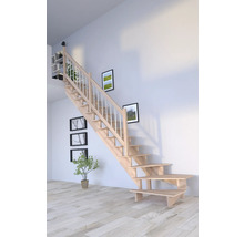 Escalier en bois dans une pièce lumineuse avec des tableaux au mur