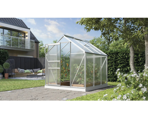 Serre de jardin avec porte ouverte et plantes en croissance