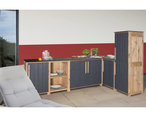 Cuisine extérieure en bois avec espace de rangement et plan de travail dans le jardin