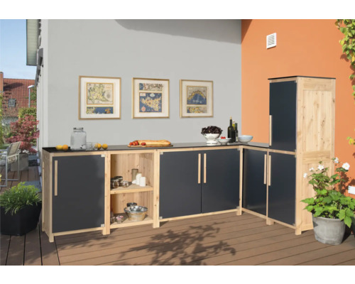 Holz-Aussenküche mit Arbeitsplatte, Schränken und Regalen auf einer Terrasse.