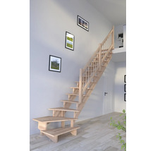 Escalier en bois à l''intérieur d''une maison avec des photos au mur.
