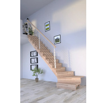 Escalier en bois avec rampe en acier inoxydable dans une pièce lumineuse avec des tableaux au mur