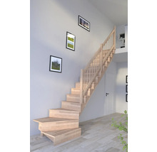 Escalier en bois à l''intérieur avec décoration murale