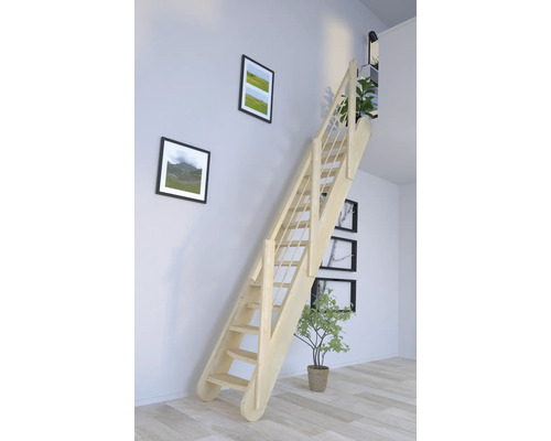 Escalier en bois avec rampe dans une pièce lumineuse
