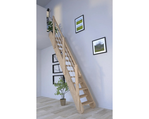 Escalier en bois avec rampe dans une pièce lumineuse