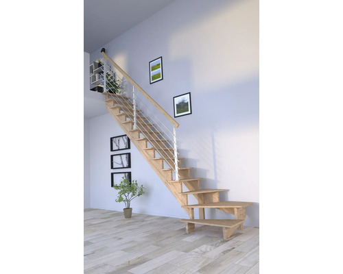 Escalier en bois avec rampe en métal dans une pièce lumineuse.