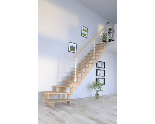 Escalier en bois avec rampe en métal dans une pièce lumineuse