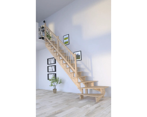 Escalier en bois dans une pièce lumineuse avec des tableaux au mur
