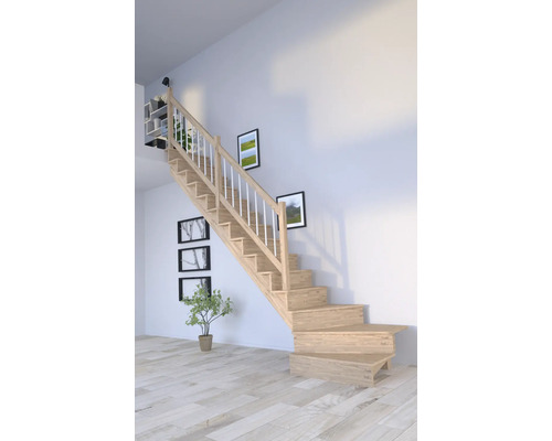 Holztreppe mit Geländer in einem hellen Raum.