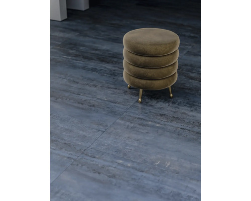Gepolsterter runder Hocker mit drei Füßen
