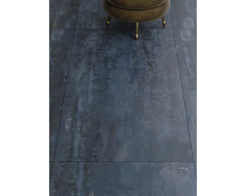 Nahaufnahme von Bodenfliesen mit industriellem Design und einem Hocker