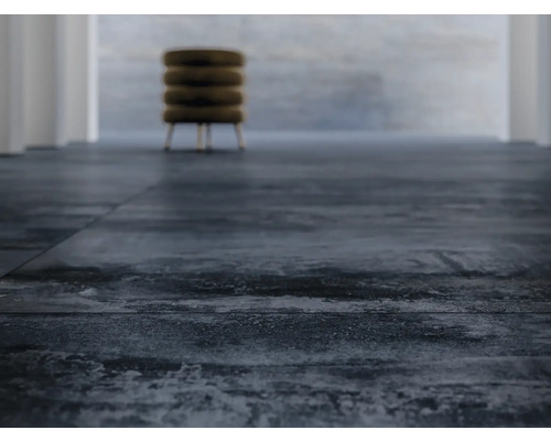 Dunkle Bodenfliesen im Innenraum verlegt.