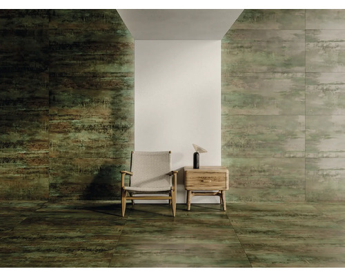 Vue d''une pièce avec des carreaux sur le mur et le sol, un fauteuil et une table de chevet