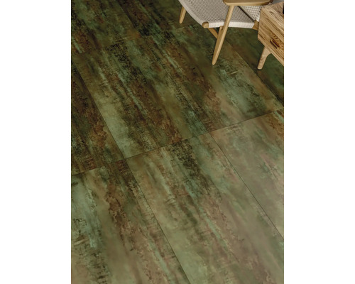 Pose de carreaux de sol à l''intérieur avec aspect bois et sièges