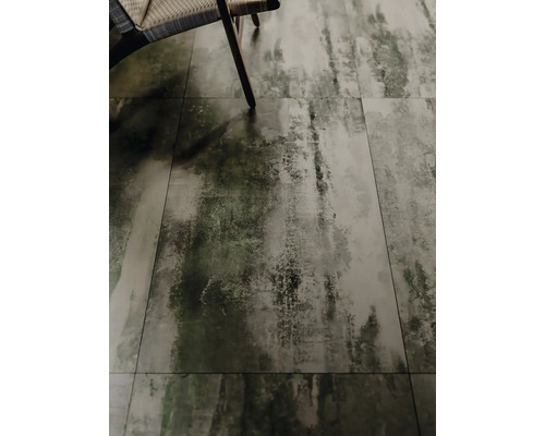 Gros plan de carreaux de sol et d''une chaise