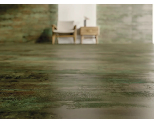 Pièce lumineuse avec carrelage de sol imitation bois, chaise et table de chevet