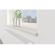 Fensterbrett aus Holz mit Dekoration und Heizkörper