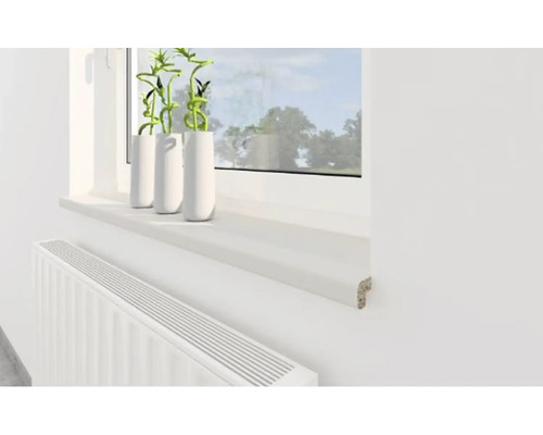 Fensterbrett aus Holz mit Dekoration und Heizkörper