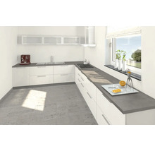 Helle Küche mit weißen Schränken, grauer Arbeitsplatte und Küchengeräten