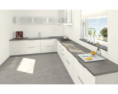 Helle Küche mit weißen Schränken, grauer Arbeitsplatte und Küchengeräten