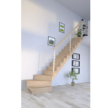 Escalier en bois clair avec rampe en acier inoxydable dans une pièce lumineuse avec décoration